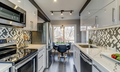Chic Compact Kitchen Maximizes Efficiency